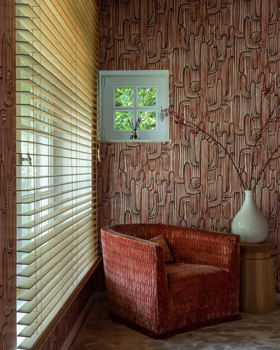 warm hoekje in interieur roodachtige tinten en zachte zetel