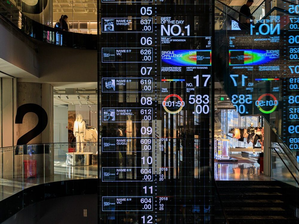 interieur van een ultramoderne Nike shop in Shanghai met veel neon en projectie van sportprestaties