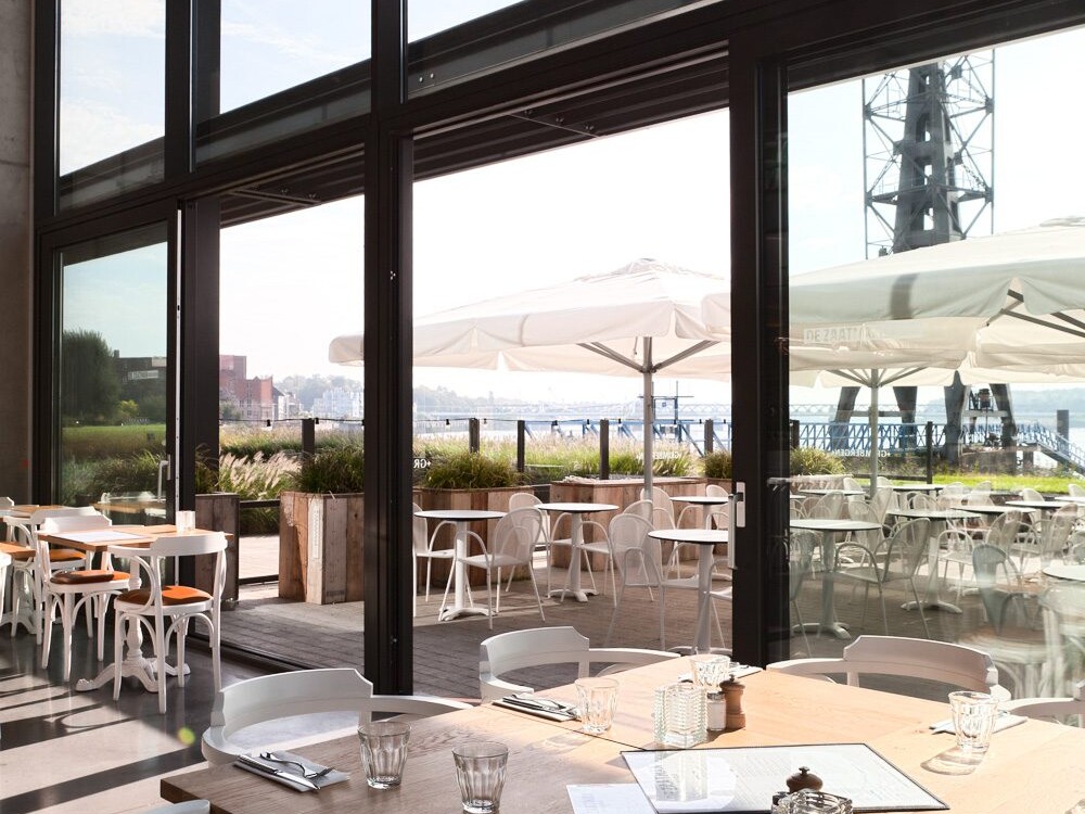 Interieur brasserie witte meubelen binnen en buiten