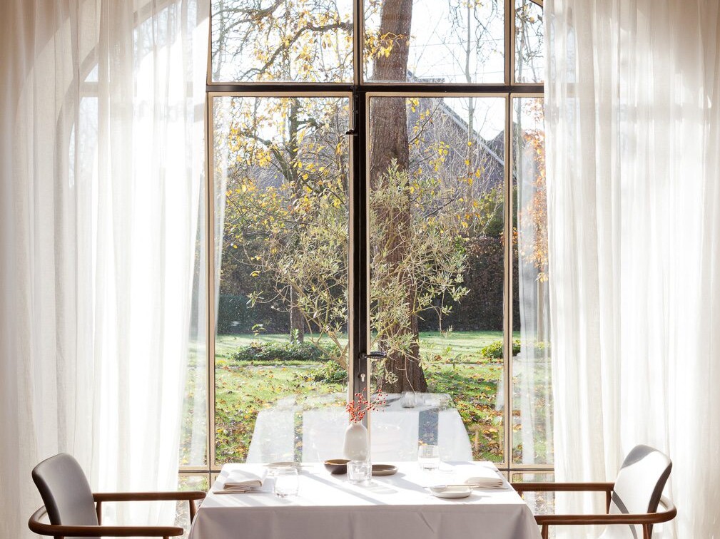 interieur restaurant gezellig hoekje tafel voor twee